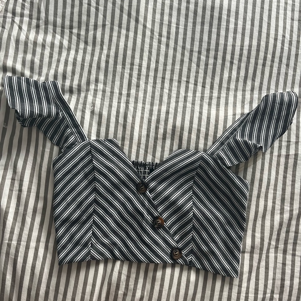 Crop top with ruffle sleeve